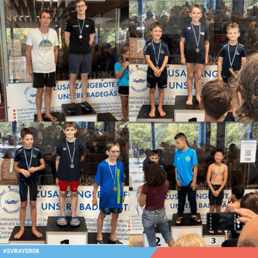 Gruppenbild von Schwimmern auf dem Siegerpodest, die Medaillen tragen und von Zuschauern applaudiert werden.