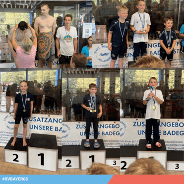 Schwimmer stehen auf dem Podium nach Wettkämpfen, einige halten Medaillen in der Hand, andere wurden mit Handtüchern umwickelt.