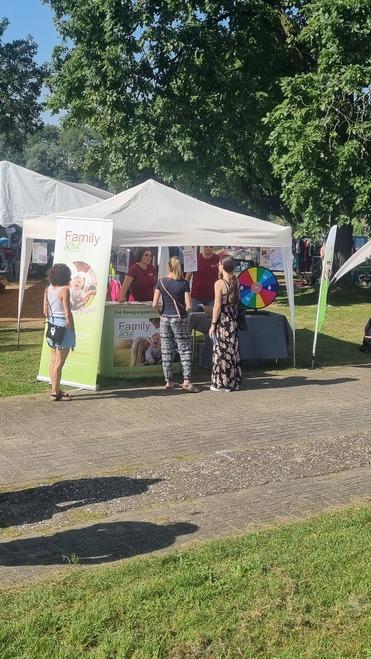 Stand von Family Soul bei einer Veranstaltung, Besucher stehen vor dem Zelt und interagieren mit Mitarbeitern.