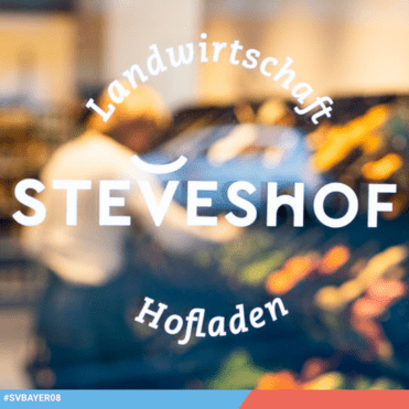 Fensteransicht eines Hofladens mit dem Schriftzug „STEVE SHOF“, darunter „Landwirtschaft Hofladen“.