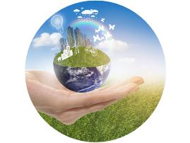 Hand hält eine gläserne Erde, umgeben von urbaner Landschaft, Pflanzen und Symbolen für Nachhaltigkeit.