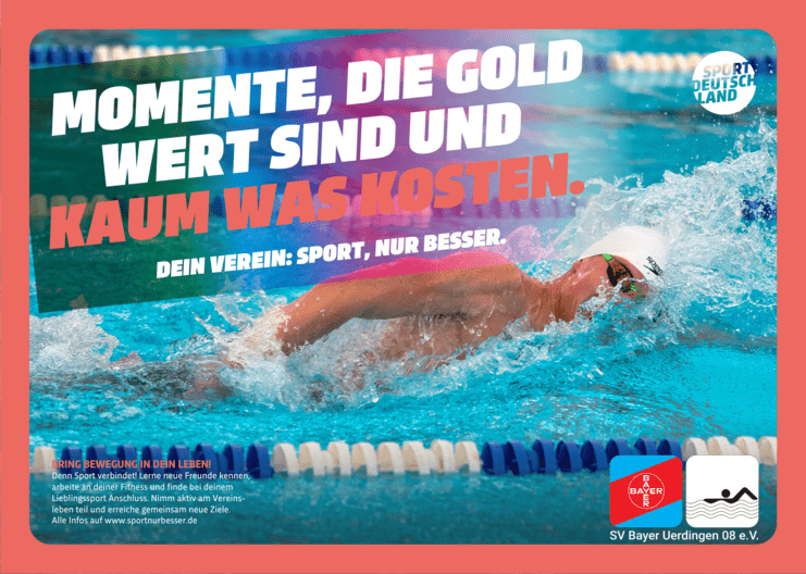 Ein Schwimmer vollzieht einen kräftigen Rückenschwimmzug in einem blauen Wettkampfbecken, spritzendes Wasser um ihn herum.
