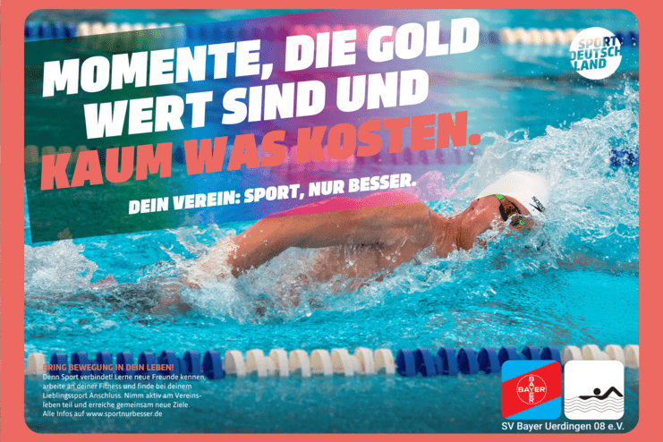 Ein Schwimmer vollzieht einen kräftigen Rückenschwimmzug in einem blauen Wettkampfbecken, spritzendes Wasser um ihn herum.