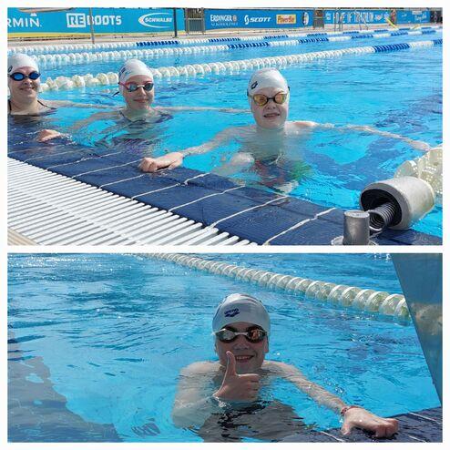 Vier Schwimmer in Badekappen und Sonnenbrillen posieren am Rand eines Schwimmbeckens.
