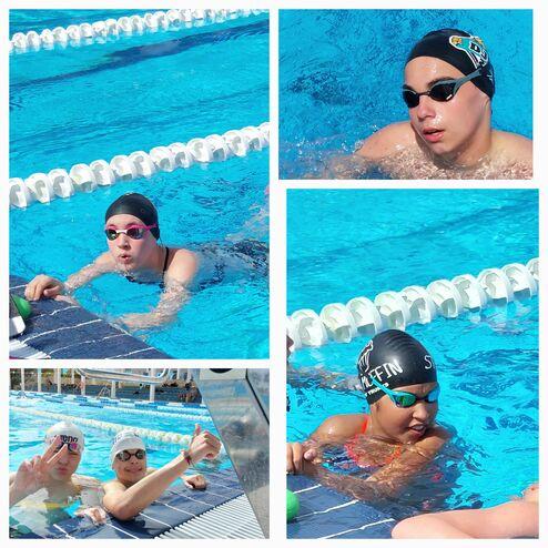 Gruppenszene von Schwimmern am Beckenrand eines Schwimmbads, einige in Wassersportkleidung mit Schwimmbrillen.