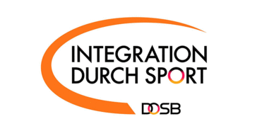 Logo mit dem Text "INTEGRATION DURCH SPORT" in Schwarz, umgeben von einem orangefarbenen Bogen und dem DOSB-Logo.
