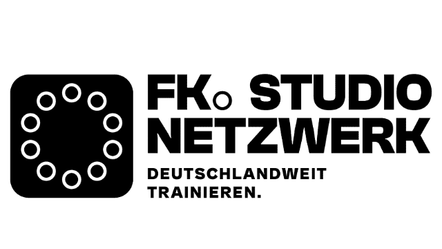 Logo des FK. STUDIO NETZWERK mit dem Text &bdquo;DEUTSCHLANDWEIT TRAINIEREN.&ldquo; und einem Kreis aus Punkten.