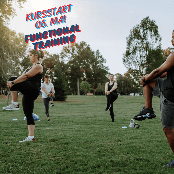 Gruppentraining im Park: Personen führen funktionale Übungen im Stehen aus, um ihre Beine anzuheben.