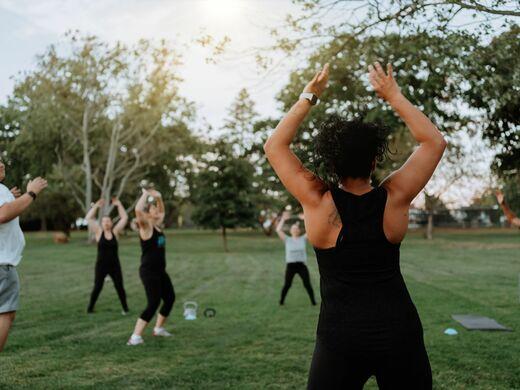 Eine Gruppe macht Functional Training draußen