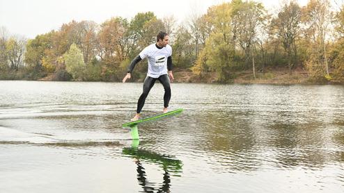 Mann macht Foil-Boarding auf dem Waldsee
