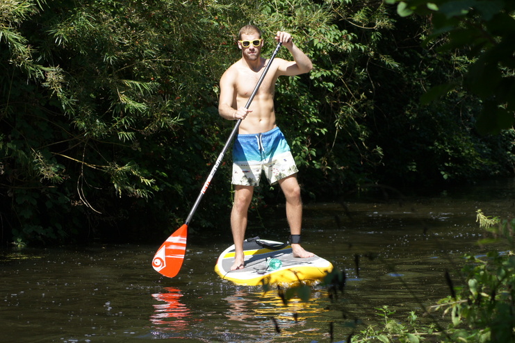 Ein Mann macht gerade Stand-Up-Paddling