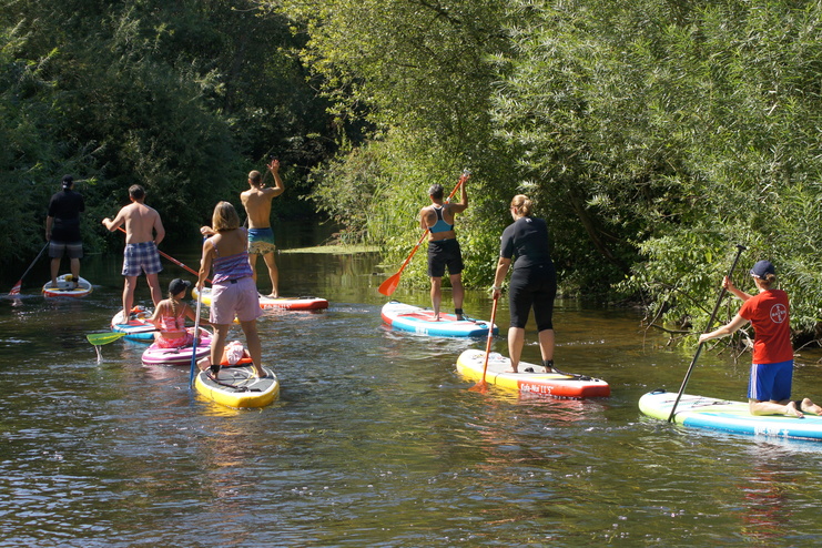 Eine Gruppe macht Stand-Up-Paddling auf dem Wasser