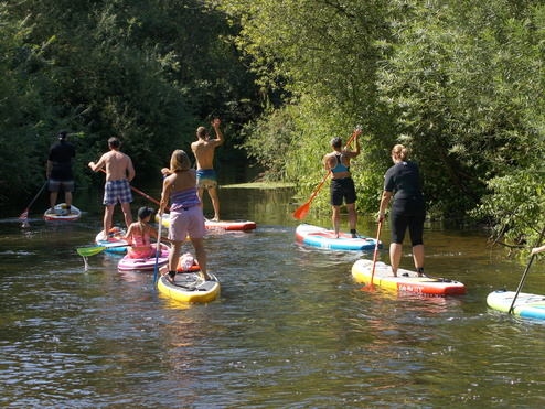 Eine Gruppe macht Stand-Up-Paddling auf dem Wasser