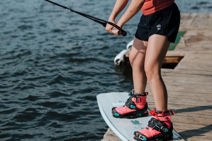 Kind steht auf einem Wakeboard