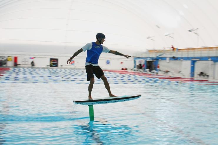 Mann macht Pumpfoilen im Aquadome