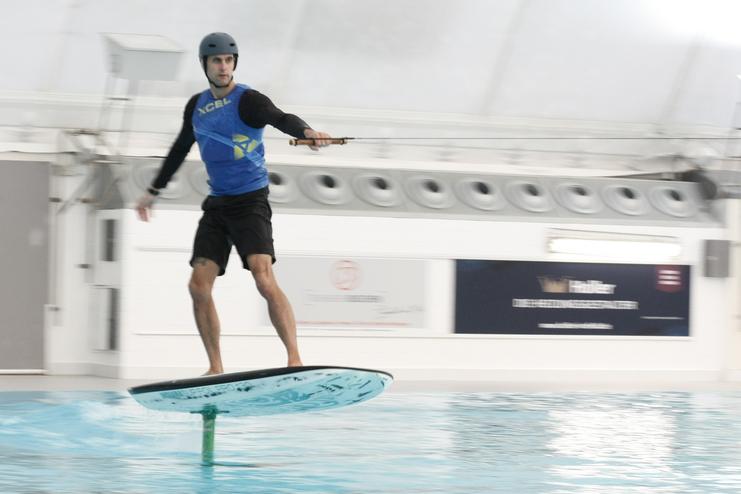 Mann surft ein Foil-Board