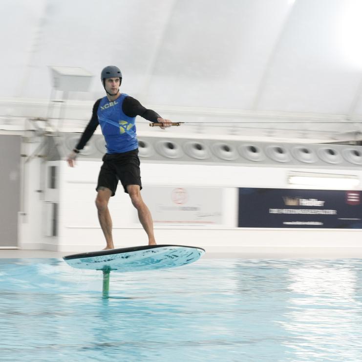 Mann surft ein Foil-Board