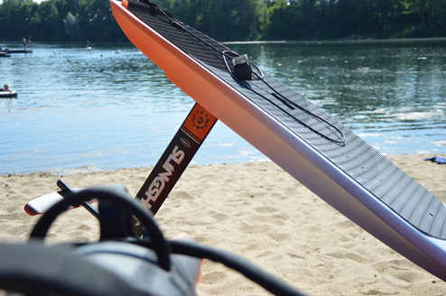 Das Equipement vom Wingfoilen im Strand