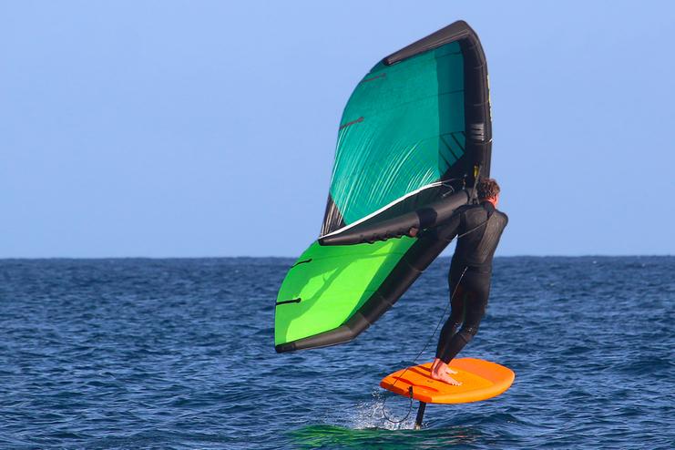 Mann surft ein Wingfoil-Board