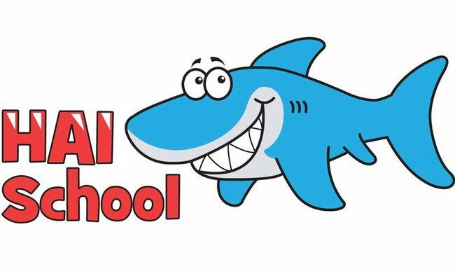 Bunter, cartoonartiger Hai mit lächelndem Gesicht neben dem Schriftzug „HAI School“ in roten und schwarzen Buchstaben.