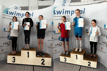 Kinder stehen auf Podesten bei einer Schwimmauszeichnung, halten Medaillen und Urkunden in den Händen, hinter ihnen ein Banner.