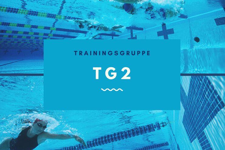 Schwimmer in einem Becken der Trainingsgruppe TG2 unter Wasser, mit blauem Hintergrund und schwimmenden Merkmalslinien.