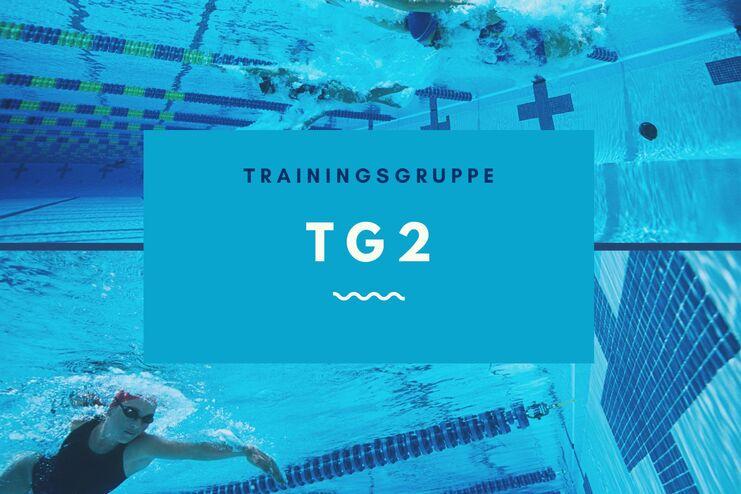 Schwimmer in einem Becken der Trainingsgruppe TG2 unter Wasser, mit blauem Hintergrund und schwimmenden Merkmalslinien.