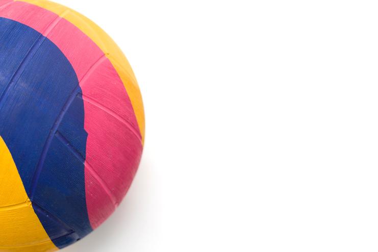 Bunte Volleybälle in Gelb, Blau und Pink, teilweise auf weißem Hintergrund sichtbar.