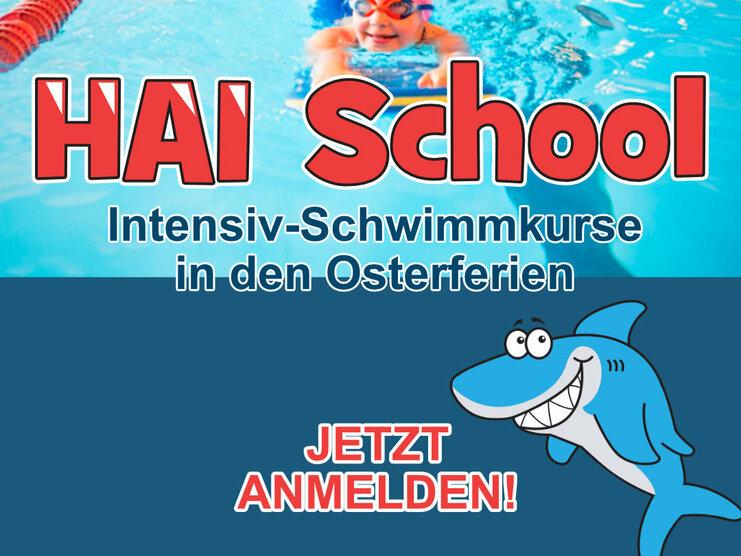 Kind schwimmt im Wasser, trägt eine Schwimmbrille und eine Badekappe, Werbung für Schwimmkurse in den Osterferien.