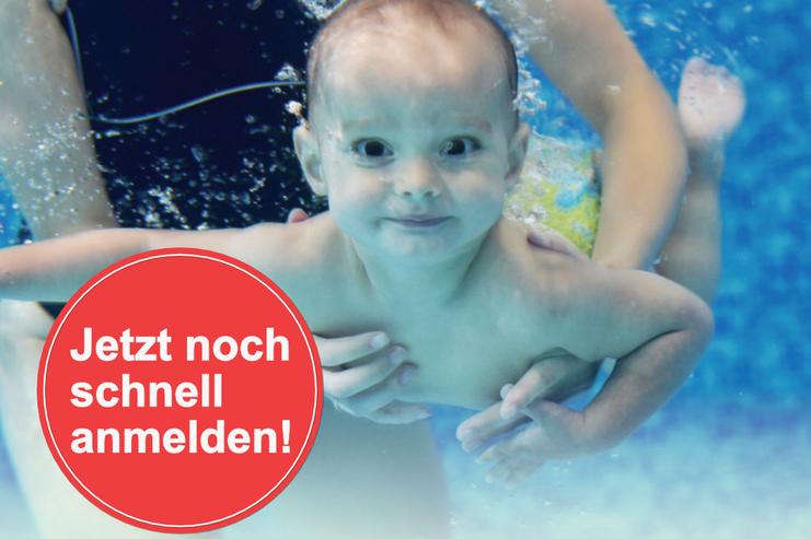 Baby schwimmt unter Wasser, gehalten von einer Trainerin, umgeben von Blasen. Textfeld mit Anmeldungshinweis im Vordergrund.