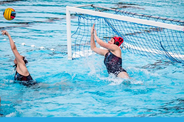Wasserballspiel: Zwei Frauen kämpfen um den Ball im Wasser, mit einem Tor im Hintergrund. Banner informiert über Bundesliga-Spiele.