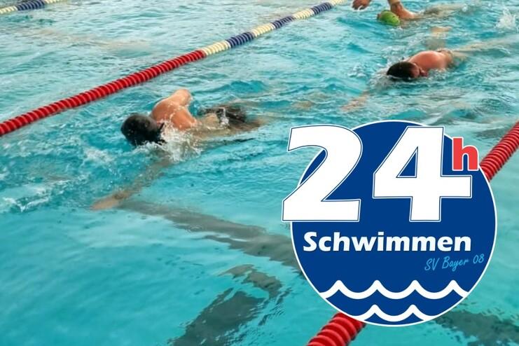 Schwimmer in einem Hallenbad absolvieren Runden in blauer Wasserbahn beim 24-Stunden-Schwimmen des SV Bayer 08.