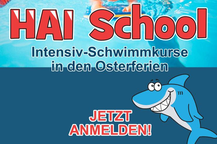 Kind schwimmt im Wasser, trägt eine Schwimmbrille und eine Badekappe, Werbung für Schwimmkurse in den Osterferien.