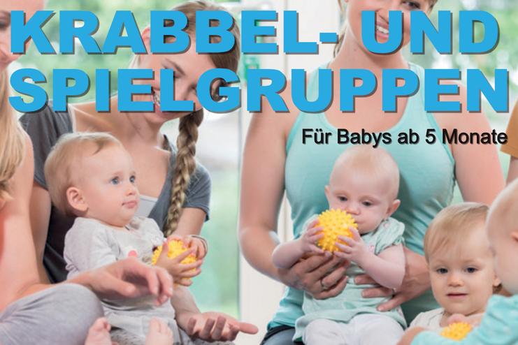 Eltern mit mehreren Babys sitzen auf einem Boden, spielen mit bunten Bällen und weichen Spielzeugen.