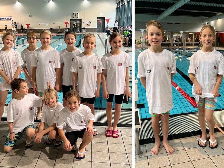 Gruppe von neun Kindern in weißen T-Shirts steht am Beckenrand eines Schwimmbades, zwei Kinder posieren separat.