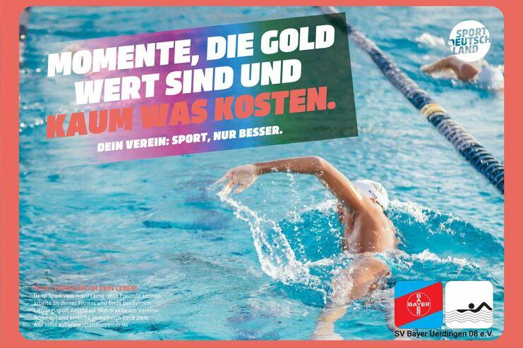 Ein Schwimmer mit weißer Badekappe und blauem Badeanzug schwimmt kraftvoll in einem blauen Schwimmbecken.
