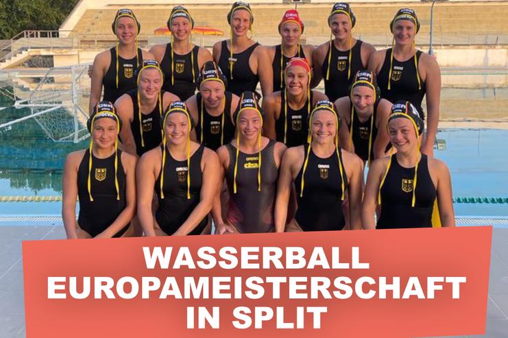 Gruppenbild des deutschen Wasserballteams in Badekleidung vor einem Schwimmbecken bei der Europameisterschaft in Split.