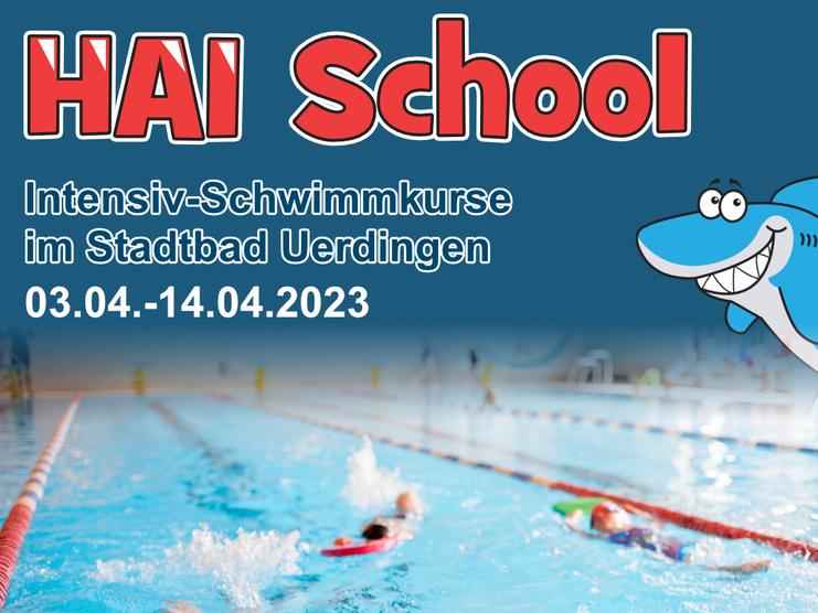 Schwimmer mit Schwimmbrettern in einem hellblauen Hallenbad während der Intensiv-Schwimmkurse im Stadtbad Uerdingen.