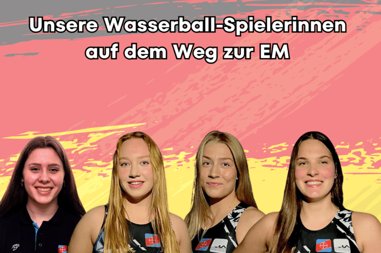 Vier Wasserball-Spielerinnen des SV Bayer Uerdingen 08 e.V. posieren vor farbigem Hintergrund mit einem Ball.