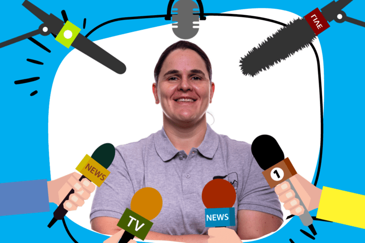 Porträt von Barbara Bujka mit Mikrofonen im Hintergrund, das Interview zum Thema Nachhaltigkeit im Sport.