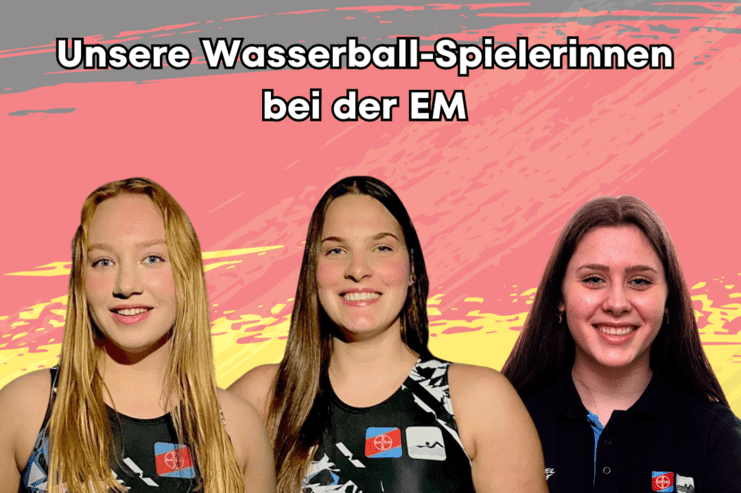 Drei Wasserball-Spielerinnen des SV Bayer Uerdingen 08 e.V. posieren vor buntem Hintergrund mit einem Ball.