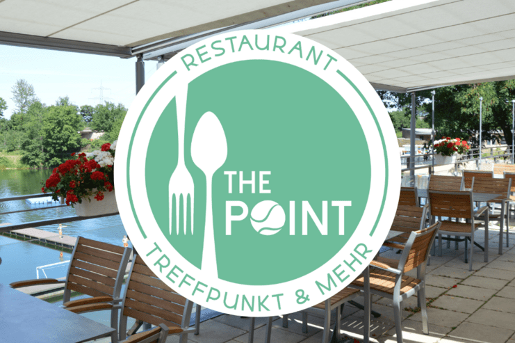 Logo des Restaurants "THE POINT" mit Bestecksymbol, im Hintergrund ein Außenbereich am Wasser mit Tischen und Stühlen.