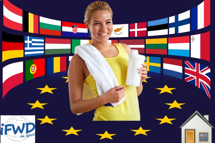 L&auml;chelnde Frau mit Handtuch h&auml;lt einen Becher, umgeben von Flaggen europ&auml;ischer L&auml;nder. Text: "Gastfamilie oder Unterkunft gesucht."