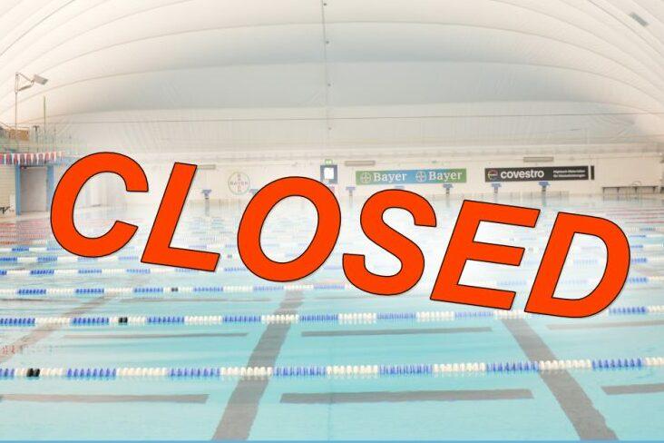 Schwimmbad mit Stillwasser und Absperrbändern, überlagert mit dem Schriftzug „CLOSED“ und Informationen zur Schließung.
