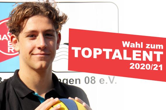 Junger Athlet mit Ball in der Hand vor einem Banner mit der Aufschrift „Wahl zum TOPTALENT 2020/21“.
