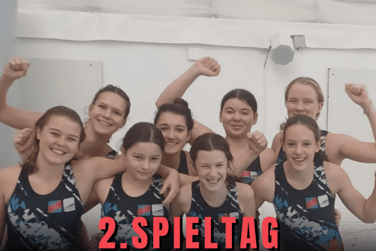 Gruppe von sieben Mädchen in Sportoutfits, die begeistert beim Nachwuchs-Cup U16 posiert. Hintergrund hell und freundlich.
