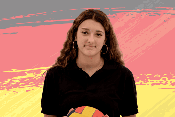 Jugendvolleysportlerin Helena Simic hält einen bunten Volleyball vor einem grafischen Hintergrund.