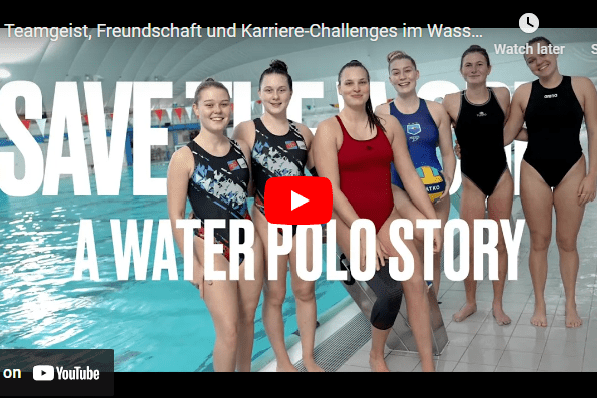 Sechs Wasserballspielerinnen posieren am Beckenrand eines Schwimmbads.