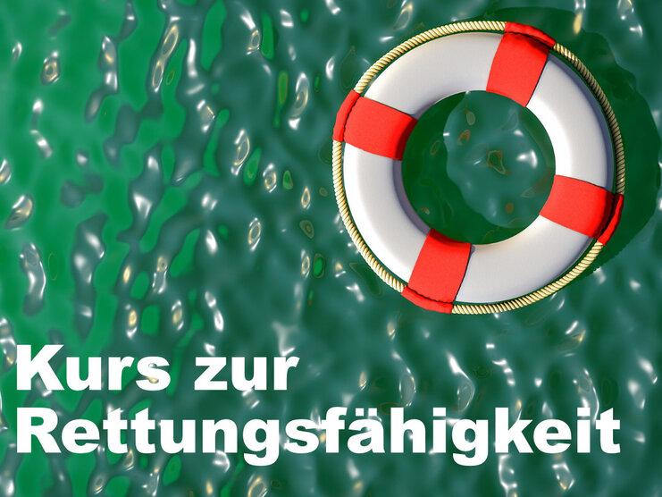 Kreisrundes Rettungsring mit roten Streifen auf geschwungener, grüner Wasseroberfläche und Textinformationen dazu.