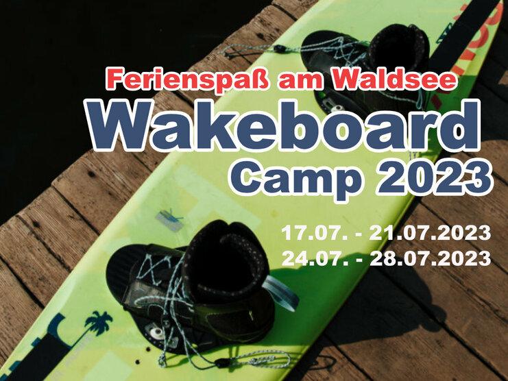 Wakeboard mit Bootschnallen auf einem Holzsteg, Werbung für das Wakeboard-Camp am Waldsee 2023.